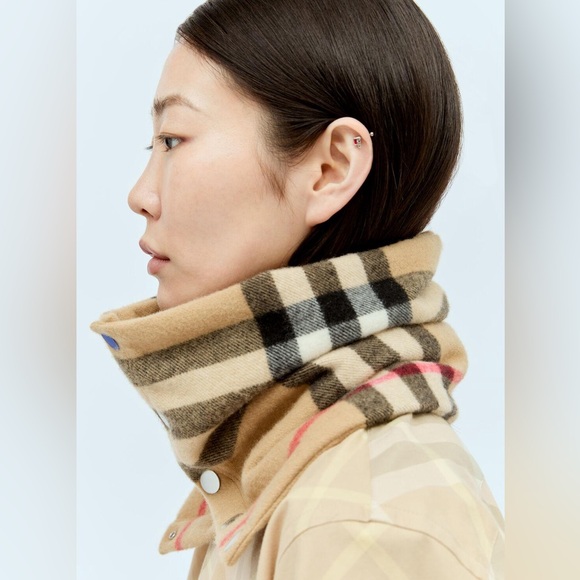 Burberry cashmere snood NWT - Picture 3 of 4